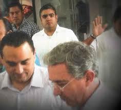 Héctor Casique,escolta de apoyo de Roberto Borge. En la foto con Alvaro Uribe. Fuente: Canche y Kanek